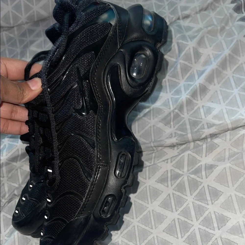 Sleek Black Sports Sneakers - Picture 5 of 6